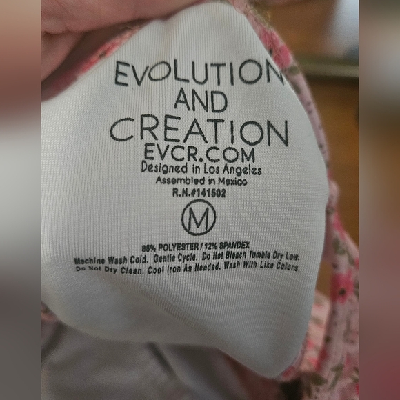 EVOLUTION and CREATION Strawberry Shortcake Compression Crop Top. Size M - Picture 5 of 10